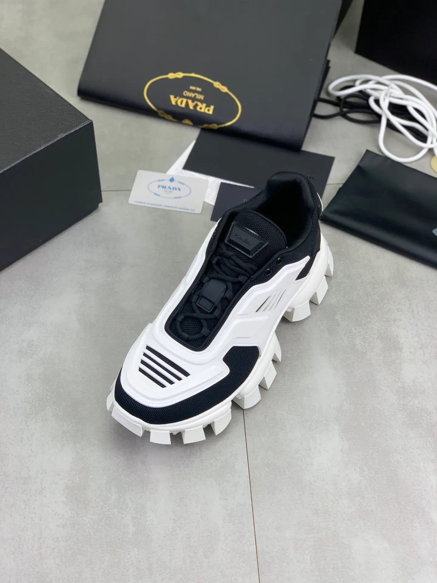 Men's Men's Shoes P660 New Top Version PRADA Prada Dark Punk Martin Rock Tank Mecha Hardcore Fighting Shoes ☑️ A century-old brand, the unique hardcore design has entered the public eye. The tank element is used as the sole design, subverting conventions, breaking the monotony, brightening the overall shape, eye-catching, and achieving a meaningless appearance. With its hard-core styling and metal accessories full of design, it unleashes an unruly punk spirit, interprets a unique and iconic style, and demonstrates the leadership level of its pioneer originator in the field of thick-soled shoes. It is the nirvana darling of major fashion weeks. 📣📣The ultra-light foam outsole solves the problem of bulkiness and is suitable for those who know the difference. ✅Fabric: Original splicing design and production ✅Inner: Original lining➕Cow leather insole. ✅Original foam combination outsole with 8cm heel height and super light weight. ✅Code number: Female 35-39 (40 is customized and non-refundable) Male 39-45 (46 and 47 are customized and non-refundable) Full package at the counter